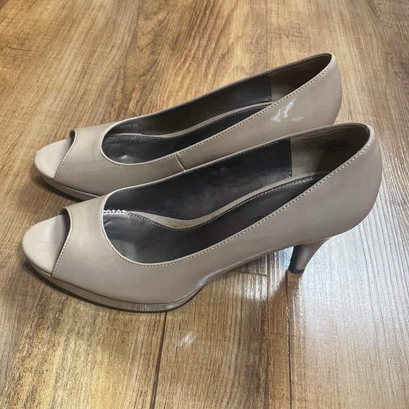 BANDOLINO  "BDMYL" Mylah peep-toe nude tan slip on pumps size 9 - Picture 1 of 10
